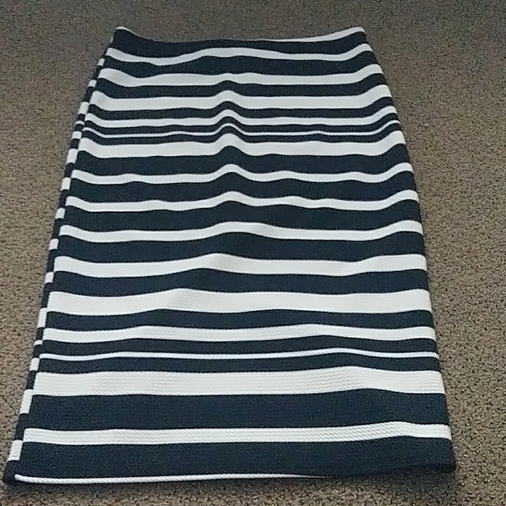 Black and white pencil skirt